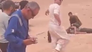صورة وفاة 12 سوريًا عطشًا في صحراء الجزائر
