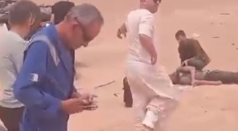 صورة وفاة 12 سوريًا عطشًا في صحراء الجزائر