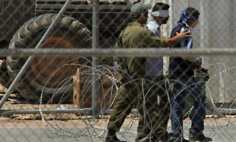 صورة هيئة شؤون الأسرى: الأسرى الفلسطينيون في سجن عوفر يتعرضون للتعذيب والمجاعة