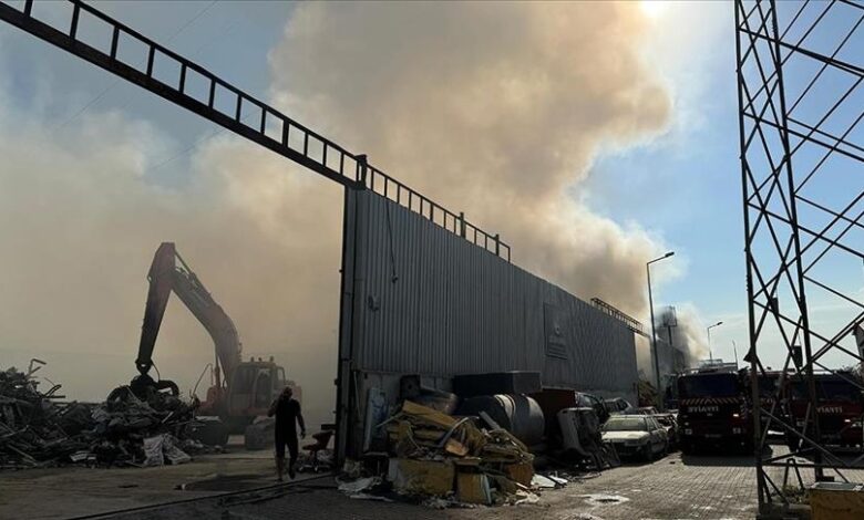 صورة فرق الإطفاء التركية تواصل عمليات إخماد حريق اندلع في مصنع للورق بولاية آيدن