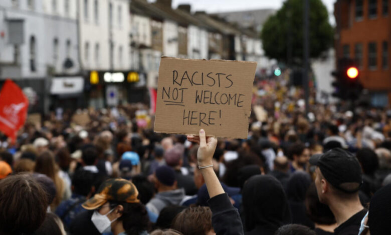 صورة مسيرات ضد العنصرية في بريطانيا والشرطة تتأهب رغم الهدوء
