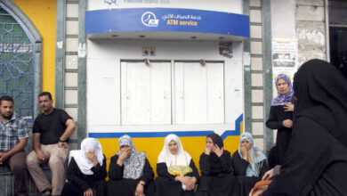 صورة أزمة النقد تزيد معاناة أهالي غزة مع بنوك مغلقة وعدم توفر صراف آلي