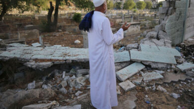 صورة فلسطينية تصنع قبور الشهداء من ركام المنازل