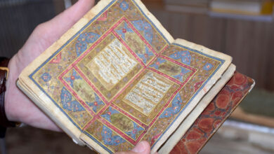 صورة عالم الدين الشيخ زيد محمد فارس أغا الزيباري يكمل أرث أبيه في المحافظة على مكتبة تجمع مراجع التاريخ بالفقه