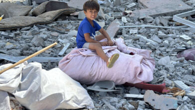 صورة أطفال غزة يدفعون الثمن الباهظ لوحشية الحرب ويحملون هموما أكبر من أعمارهم