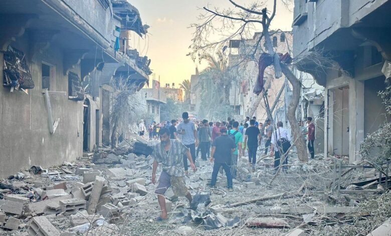 صورة لليوم الـ 306 من العدوان.. الاحتلال يقصف جوًا وبرًا وبحرًا مناطق مختلفة من القطاع