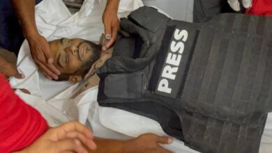 صورة مقتل الصحفي إبراهيم محارب وإصابة آخرين بنيران جيش الاحتلال في قطاع غزة