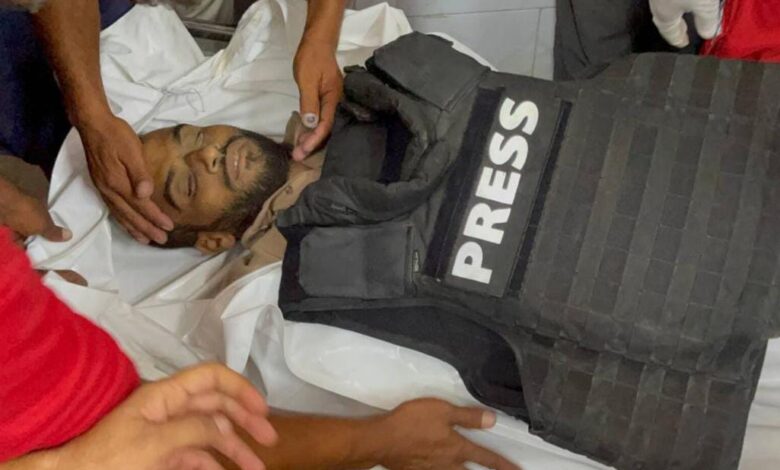 صورة مقتل الصحفي إبراهيم محارب وإصابة آخرين بنيران جيش الاحتلال في قطاع غزة