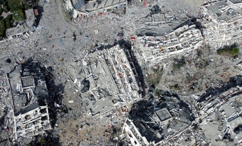 صورة مسؤولة أممية تنشر لقطات مصورة تكشف حجم الدمار الكبير الذي حل بمدينة غزة