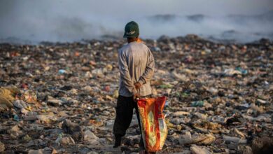 صورة شباب العراق في يومهم العالمي يتوقون إلى استعادة كرامة مفقودة في وطن تحت سطوة الميليشيات