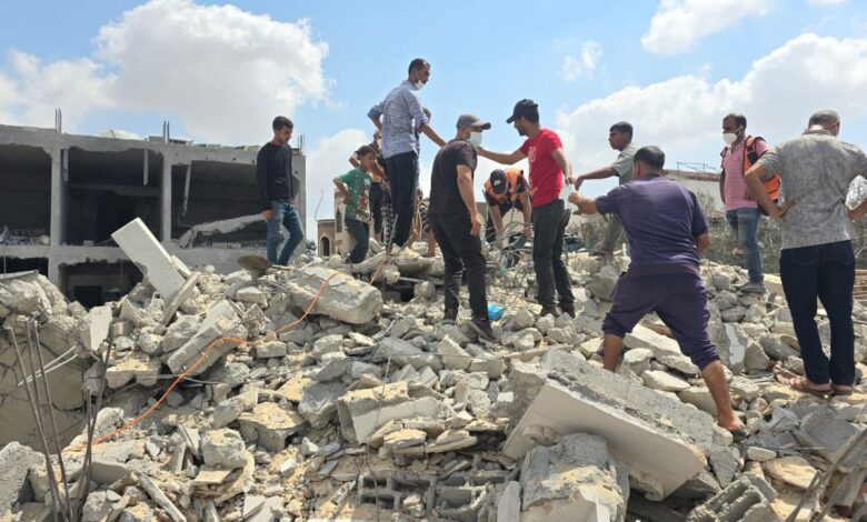 صورة لليوم الـ 320..الاحتلال يقصف مناطق جنوب ووسط القطاع ويوقع عشرات الضحايا