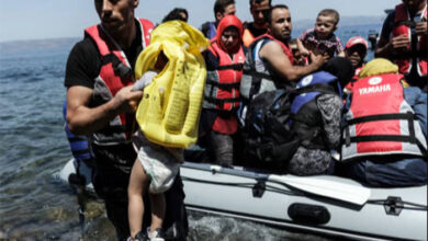 صورة البحرية اليونانية تنقذ عشرات اللاجئين العراقيين قبل غرق قاربهم في البحر