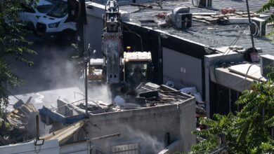 صورة سلطات الاحتلال تهدم محال تجارية ومنازل في حي وادي الجوز في القدس