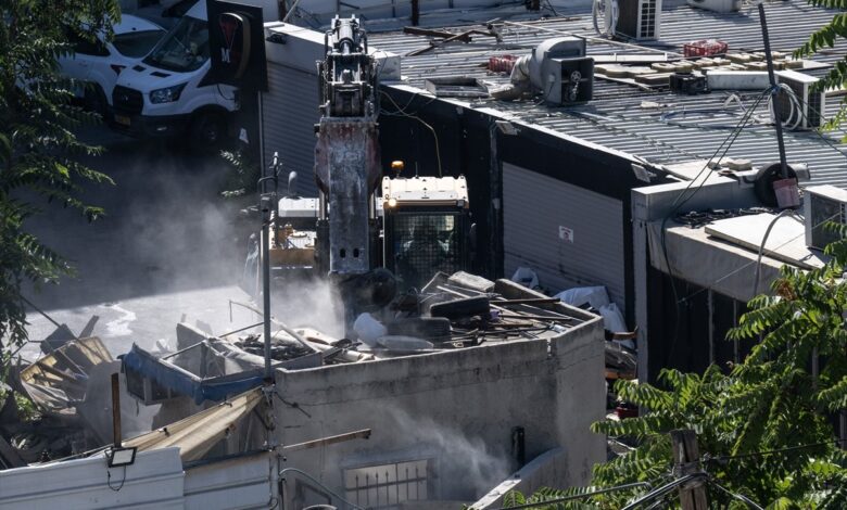 صورة سلطات الاحتلال تهدم محال تجارية ومنازل في حي وادي الجوز في القدس