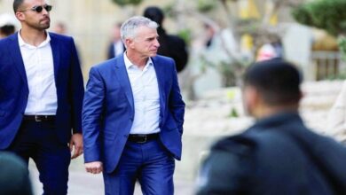 صورة وفد الاحتلال المفاوض يغادر القاهرة بعد خلافات مع نتنياهو