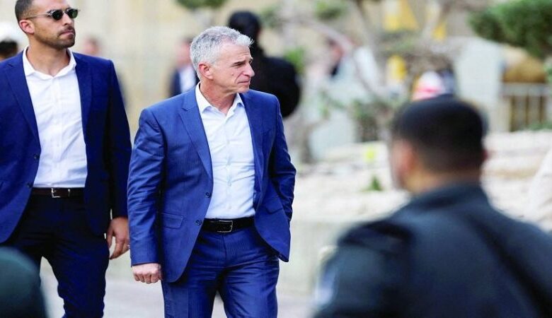 صورة وفد الاحتلال المفاوض يغادر القاهرة بعد خلافات مع نتنياهو