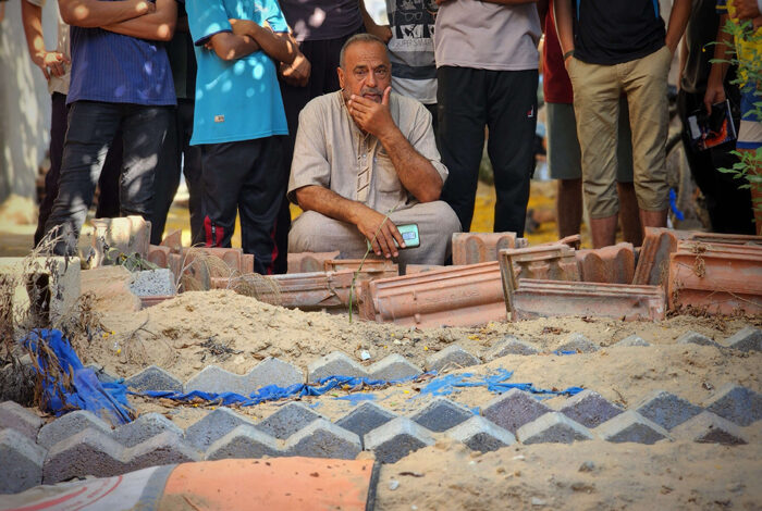 صورة وحشية الاحتلال تصل إلى العبث بجثامين الموتى في غزة