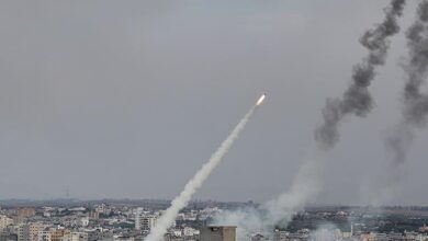 صورة كتائب القسام تقصف عددًا من مواقع الاحتلال حول القطاع في الذكرى الأولى لعملية طوفان الأقصى