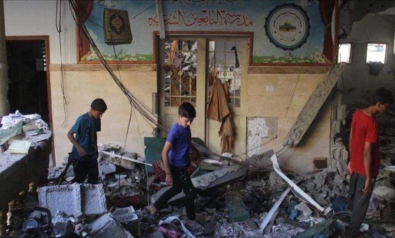 صورة عشرات الضحايا والمصابين بقصف الاحتلال مدرسة “التابعين” في غزة