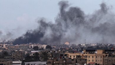 صورة في اليوم الـ 300.. الاحتلال يواصل قصف القطاع ويرتكب المزيد من المجازر