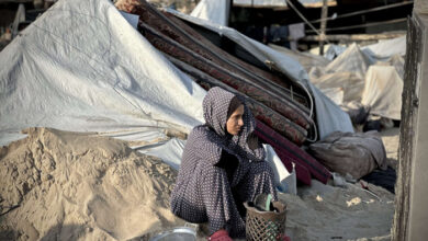 صورة نتنياهو يرتكب مجزرة جديدة بحق النازحين في خان يونس بقنابل أمريكية