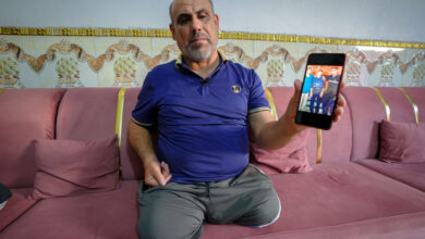 صورة عراقي ينشد العدالة منذ 21 عاما بعد أن بتر الاحتلال الأمريكي ساقيه