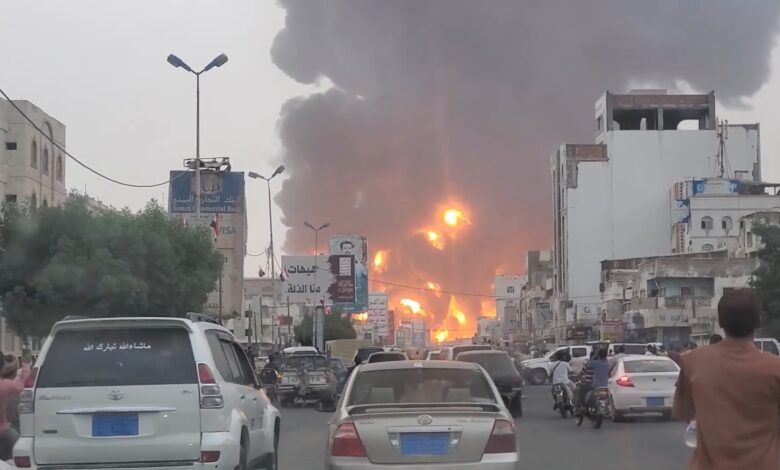 صورة طائرات جيش الاحتلال تفجر خزانات النفط بميناء الحديدة في اليمن