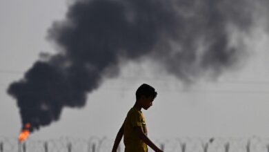 صورة تصاعد النقمة الشعبية بين أهالي البصرة بعد تحويل مدينتهم إلى مقبرة للمخلفات والتلوث البيئي