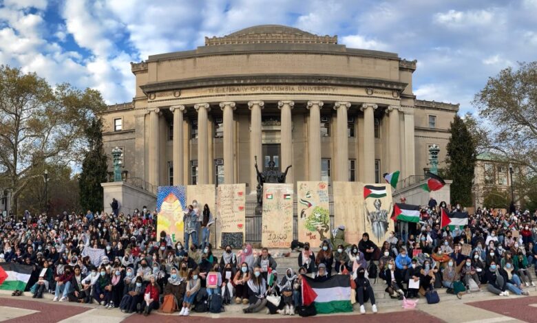 صورة طلاب جامعة جورج واشنطن يتظاهرون ضد استثمارات الجامعة في شركات تدعم “إسرائيل”