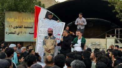 صورة تجدد التظاهرات في البصرة بمشاركة موظفي الدوائر الحكومية للمطالبة بتعديل سلم الرواتب