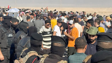 صورة محتجون يحرقون مدخل بوابة محافظة ذي قار والمئات يقطعون طريق البصرة مع بغداد