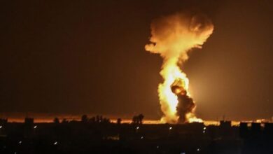 صورة المرصد السوري: غارات إسرائيلية استهدفت مخازن أسلحة للنظام في ريفي حمص وحماه