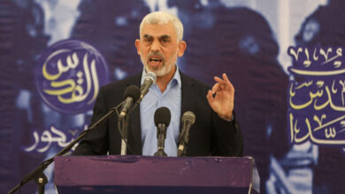 صورة الفلسطينيون يرثون السنوار: مات بشرف في ميدان القتال