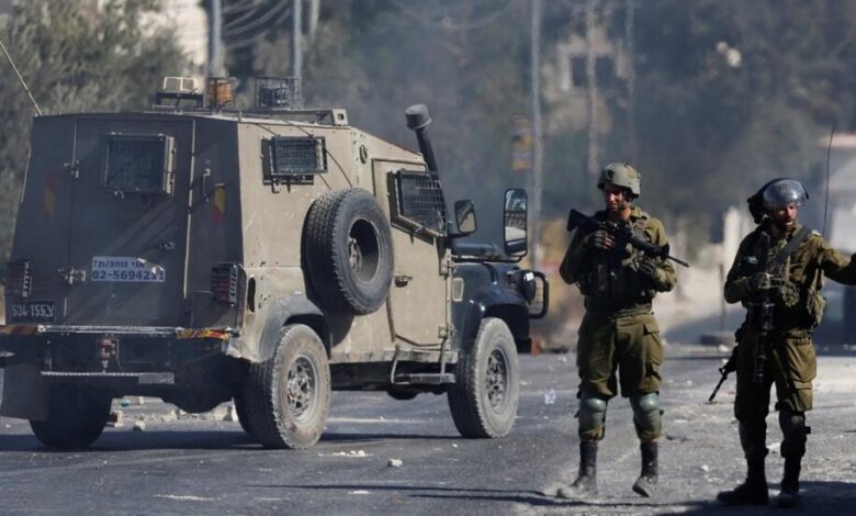 صورة قوات الاحتلال تقتحم مناطق مختلفة من الضفة وتفرض حظرًا للتجول في الخليل