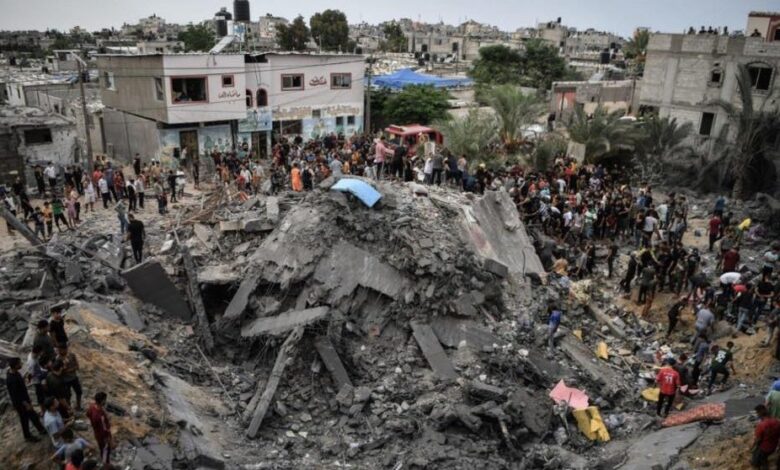 صورة مصادر طبية: استشهاد وإصابة العشرات بسلسلة غارات عنيفة على وسط وجنوب القطاع