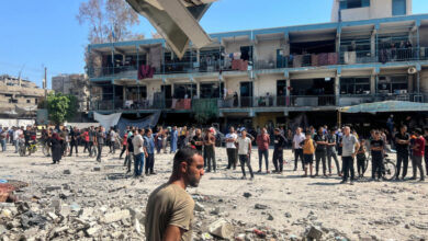 صورة مقتل 24 فلسطينيًّا بينهم أطفال وإصابة 93 بقصف “إسرائيلي” على مدرسة ومسجد يأويان نازحين في غزة