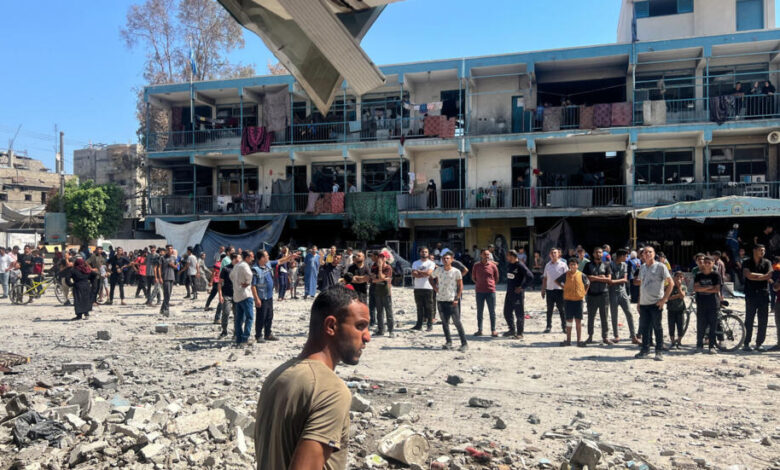 صورة مقتل 24 فلسطينيًّا بينهم أطفال وإصابة 93 بقصف “إسرائيلي” على مدرسة ومسجد يأويان نازحين في غزة