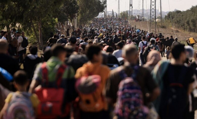 صورة مسؤولة بالأونروا: نحو 100 ألف نزحوا مؤخرًا من شمال قطاع غزة بسبب الهجمات البرية