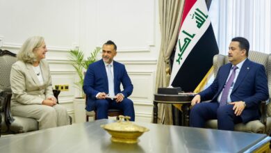 صورة السفيرة الأمريكية “ألينا رومانسكي” توصل رسالة تحذير “إسرائيلية” لحكومة السوداني