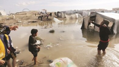 صورة تفاقم معاناة النازحين في غزة بعد تدفق مياه الأمطار إلى داخل خيامهم