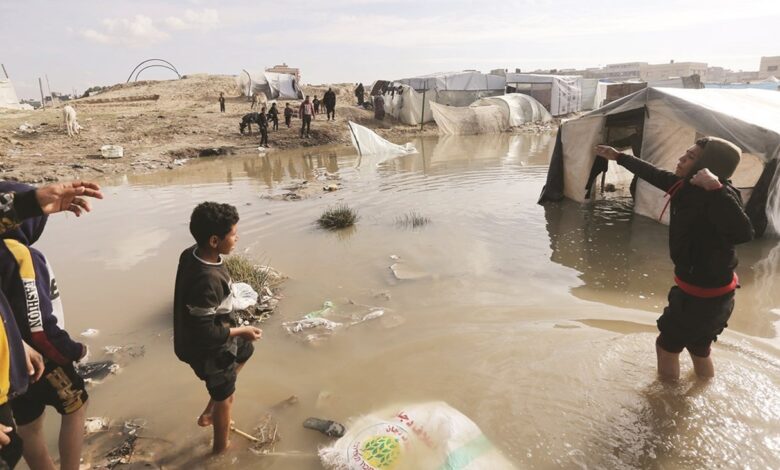 صورة تفاقم معاناة النازحين في غزة بعد تدفق مياه الأمطار إلى داخل خيامهم