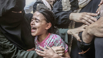 صورة غزّية ناجية من مجزرة بيت لاهيا: جثامين 130 من أهلي مازالوا تحت الأنقاض