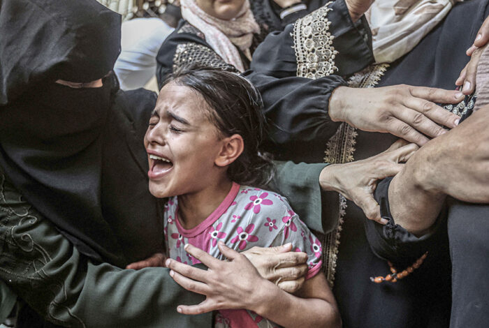 صورة غزّية ناجية من مجزرة بيت لاهيا: جثامين 130 من أهلي مازالوا تحت الأنقاض