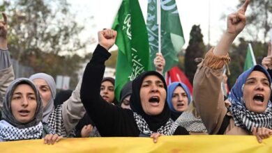 صورة شباب من دول عدة في مبادرة إنسانية للضغط بالسماح بإدخال 500 شاحنة مساعدات إلى شمال غزة