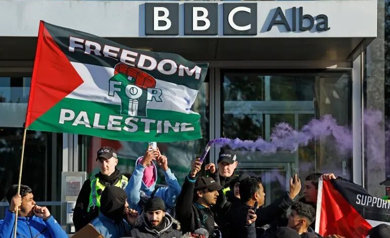 صورة التلغراف: أكثر من 100 موظف في “بي بي سي” يتهمون الشبكة بالتحيز إلى “إسرائيل”