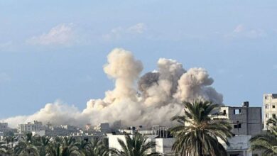 صورة قوات الاحتلال تشن غارات عنيفة على مدينة غزة وتقصف خيام النازحين وسط القطاع وشماله