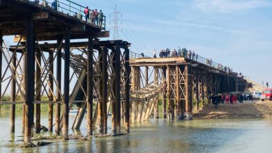 صورة مقتل شخصين وفقدان الثالث في انهيار جسر “الطبر” في مدينة العمارة