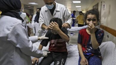 صورة بعد عودته من قطاع غزة.. طبيب بريطاني: المسيرات “الإسرائيلية” تصنع الخوف وتستهدف الأطفال