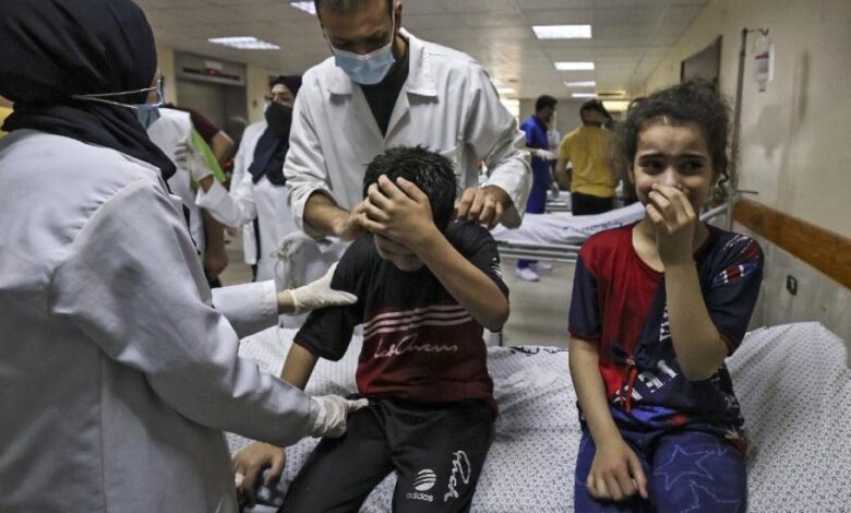 صورة بعد عودته من قطاع غزة.. طبيب بريطاني: المسيرات “الإسرائيلية” تصنع الخوف وتستهدف الأطفال