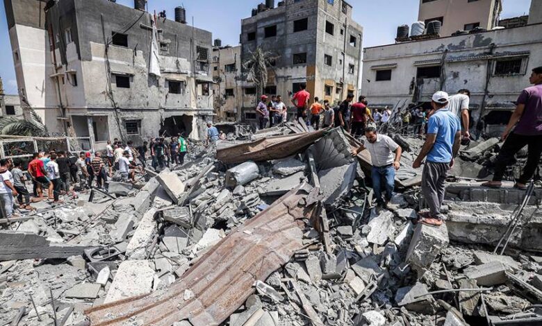 صورة قتلى ومصابون بقصف “إسرائيلي” جوي ومدفعي استهدف مخيم النصيرات في قطاع غزة